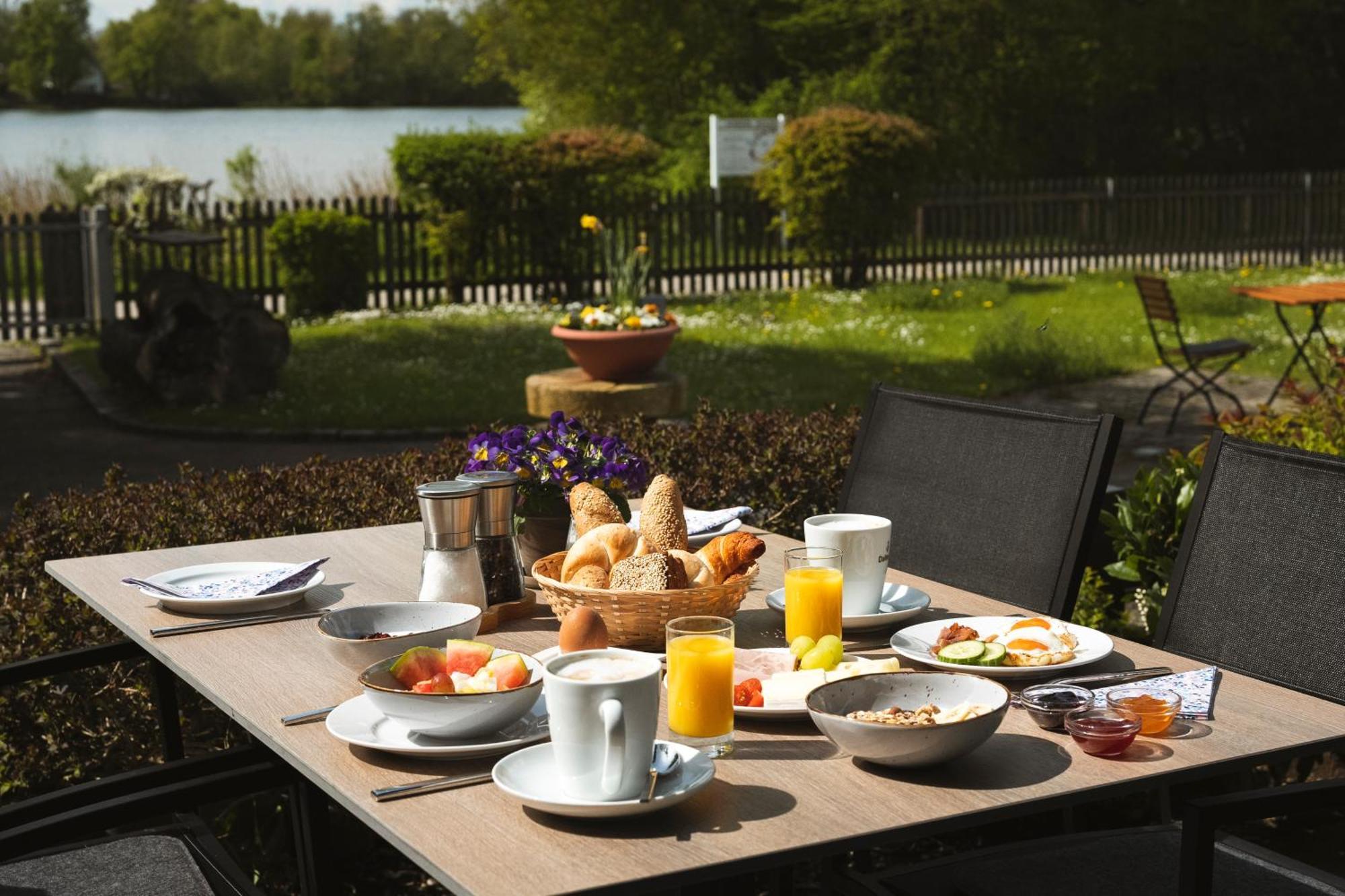 Sopherl Am See - Fruehstueck Auf Der Seeterrasse, Sehr Ruhig Und Wunderschoen Am See, 3 Minuten Nach Oberpfaffenhofen, Viele Radtouren, Restaurants & Cafes In Der Umgebung Wessling Luaran gambar