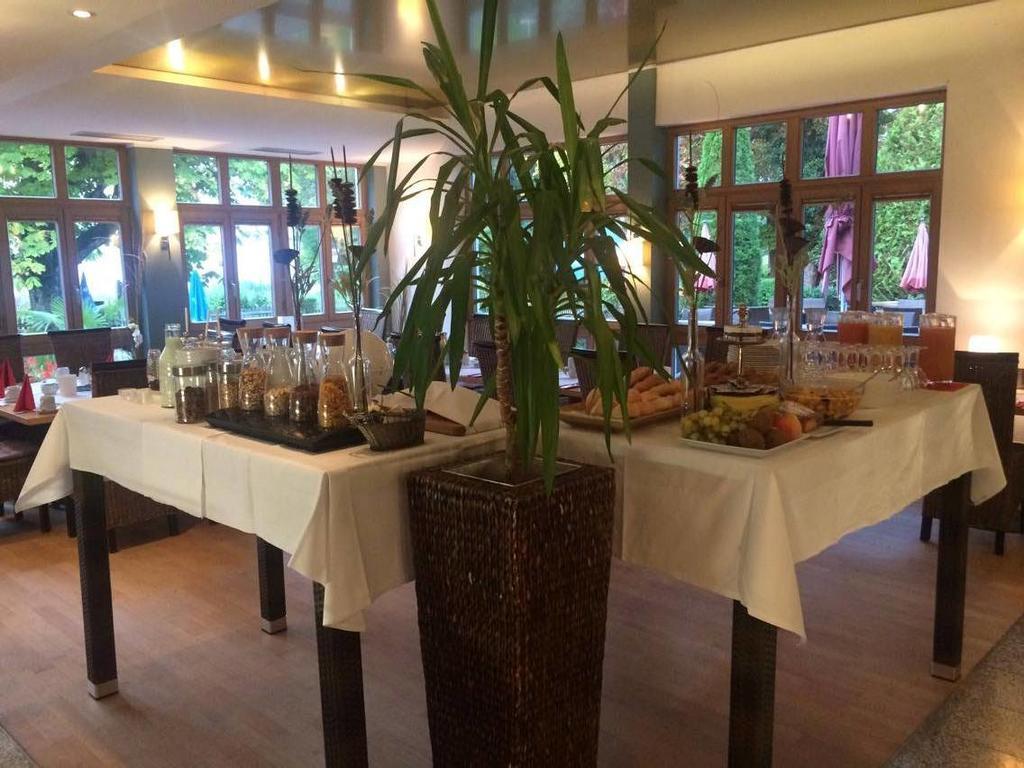Sopherl Am See - Fruehstueck Auf Der Seeterrasse, Sehr Ruhig Und Wunderschoen Am See, 3 Minuten Nach Oberpfaffenhofen, Viele Radtouren, Restaurants & Cafes In Der Umgebung Wessling Luaran gambar